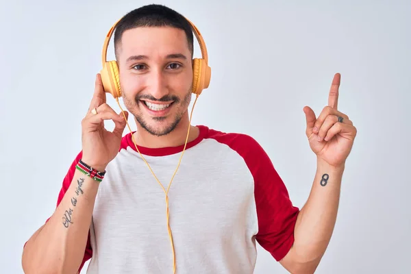 Young Handsome Man Wearing Headphones Isolated Background Very Happy Pointing — 스톡 사진