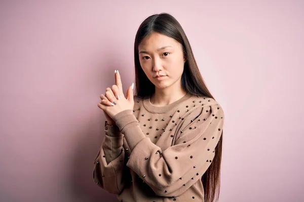 Giovane Bella Donna Asiatica Indossa Moda Elegante Maglione Sfondo Rosa — Foto Stock
