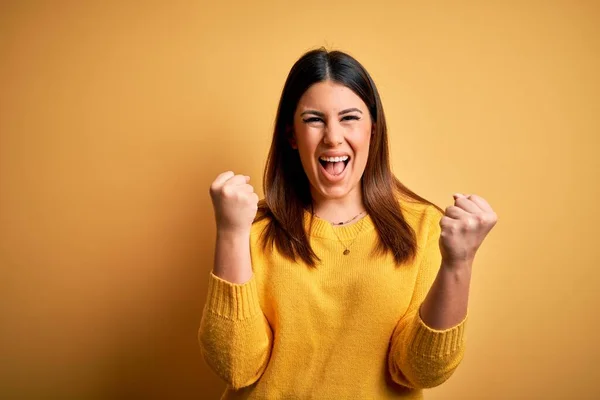 Jeune Belle Femme Portant Pull Décontracté Sur Fond Jaune Isolé — Photo