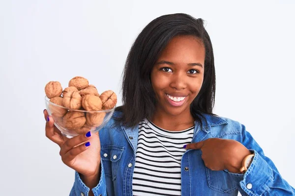 Jeune Femme Afro Américaine Tenant Tas Noix Sur Fond Isolé — Photo