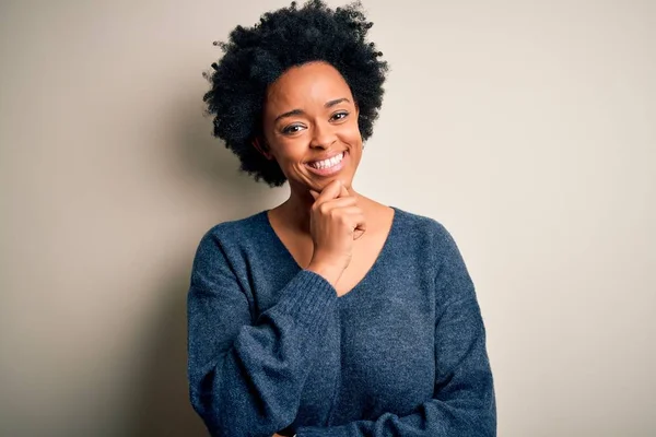 Fiatal Gyönyörű Afro Amerikai Göndör Hajjal Alkalmi Pulóvert Visel Magabiztosan — Stock Fotó