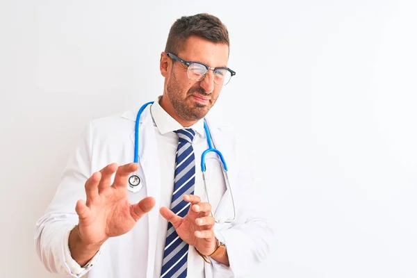 Joven Hombre Médico Guapo Usando Estetoscopio Sobre Fondo Aislado Expresión — Foto de Stock