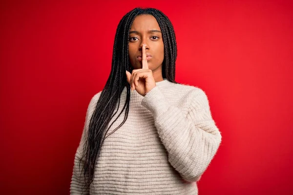 Young African American Woman Wearing Casual Winter Sweater Red Isolated — ストック写真