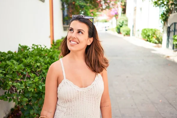 Jonge Mooie Vrouw Het Kleurrijke Dorp Puerto Mogan Vrolijk Glimlachend — Stockfoto