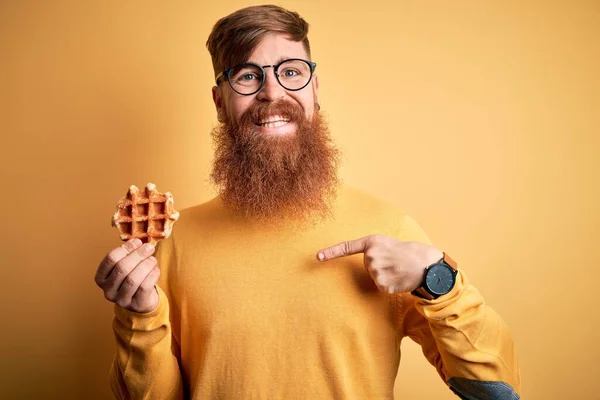 Rotschopf Irischer Mann Mit Bart Isst Süßes Belgisches Waffelgebäck Auf — Stockfoto