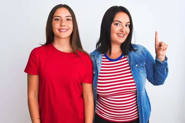 Jóvenes Mujeres Hermosas Con Ropa Casual Pie Sobre Fondo Blanco — Foto de Stock