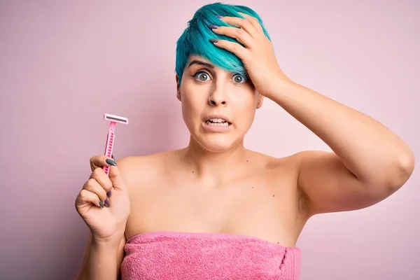 Mujer Joven Con Pelo Azul Moda Con Toalla Rosa Sosteniendo —  Fotos de Stock