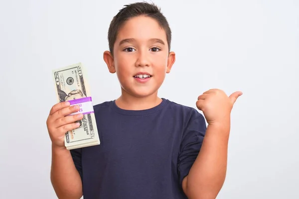 Hermoso Niño Sosteniendo Dólares Pie Sobre Fondo Blanco Aislado Apuntando — Foto de Stock