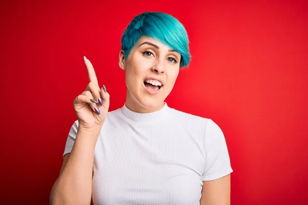 Mujer Hermosa Joven Con Pelo Azul Manera Que Usa Camiseta — Foto de Stock