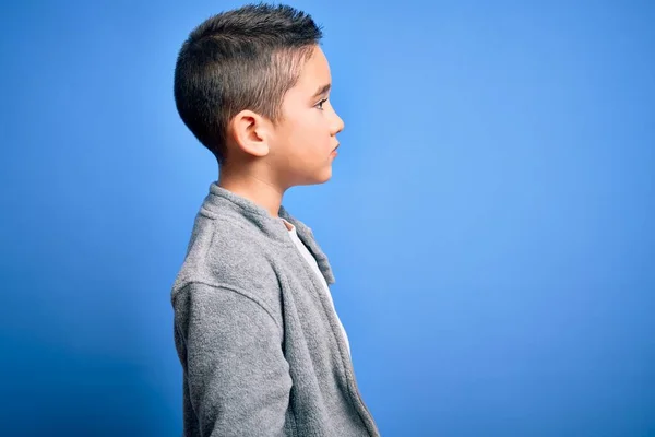 Kleine Junge Kind Trägt Sport Sweatshirt Über Blau Isoliert Hintergrund — Stockfoto