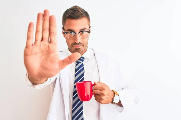 Junger Gutaussehender Therapeut Mann Trinkt Kaffee Über Isoliertem Hintergrund Mit — Stockfoto