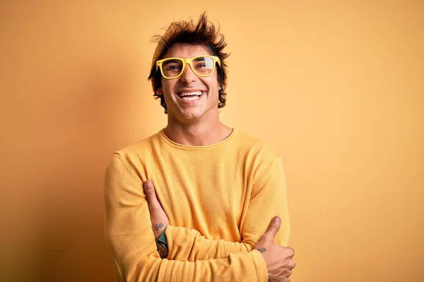 Sıradan Tişört Gözlük Takan Genç Yakışıklı Adam Izole Edilmiş Sarı — Stok fotoğraf