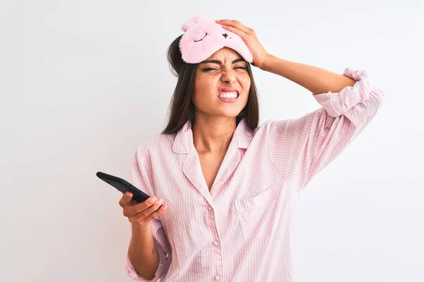 Mujer Joven Que Usa Pijama Con Máscara Sueño Usando Teléfono — Foto de Stock