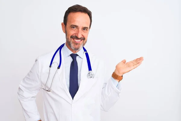 Dokter Usia Pertengahan Yang Mengenakan Mantel Dan Stetoskop Berdiri Atas — Stok Foto