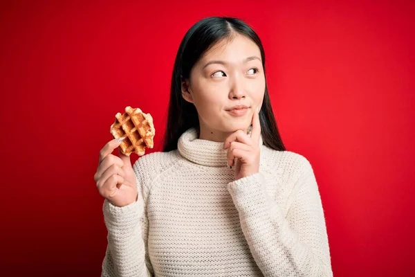 Joven Mujer Asiática Comiendo Dulce Sabroso Belgian Waffle Sobre Rojo — Foto de Stock