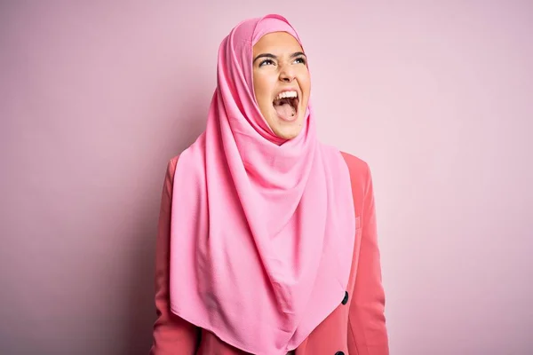 Mladá Krásná Dívka Sobě Muslimský Hidžáb Stojí Nad Izolované Růžové — Stock fotografie