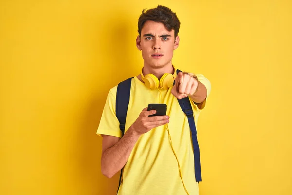 Menino Adolescente Usando Fones Ouvido Usando Smartphone Sobre Fundo Isolado — Fotografia de Stock