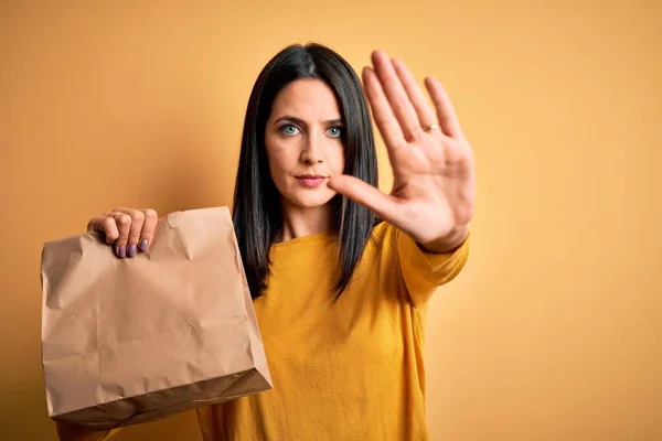 Young Brunette Woman Blue Eyes Holding Delivery Paper Bag Food — ストック写真