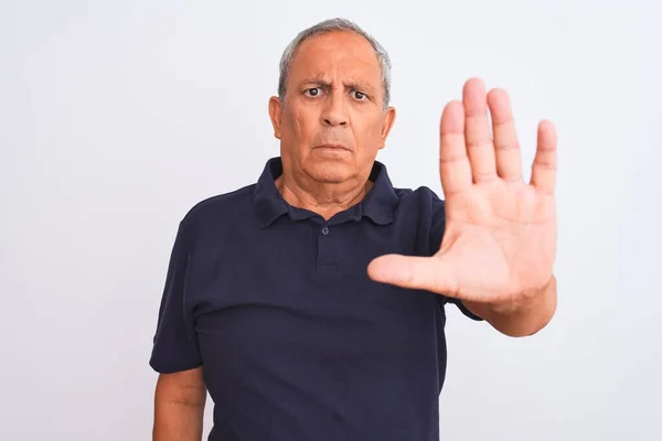 Homem Cabelos Grisalhos Sênior Vestindo Pólo Casual Preto Sobre Fundo — Fotografia de Stock