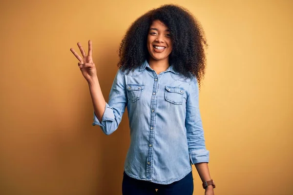 Jovem Mulher Americana Africana Bonita Com Cabelo Afro Sobre Fundo — Fotografia de Stock