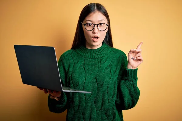 Joven Mujer Negocios Asiática Usando Gafas Trabajando Usando Computadora Portátil — Foto de Stock