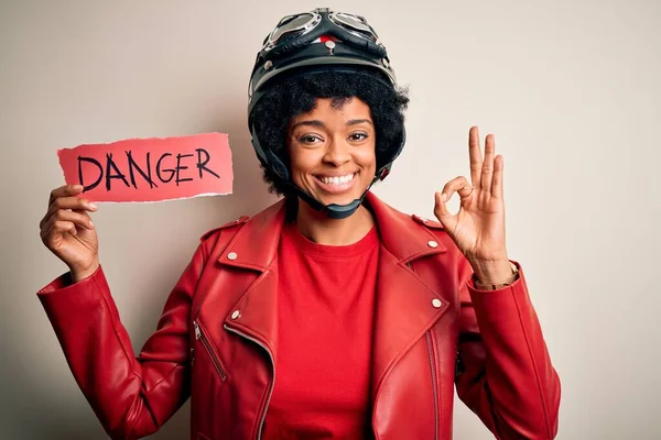 Young African American Afro Motorcyclist Woman Curly Hair Holding Danger — ストック写真