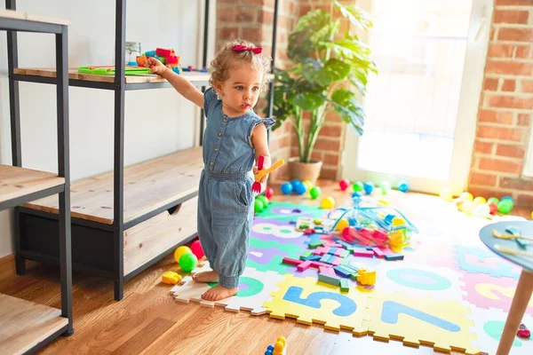 Schöne Kaukasische Säugling Spielt Mit Spielzeug Bunten Spielzimmer Fröhlich Und — Stockfoto