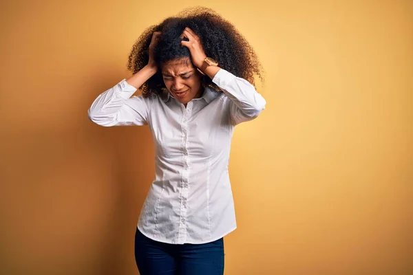 Joven Hermosa Afroamericana Elegante Mujer Con Pelo Afro Pie Sobre — Foto de Stock