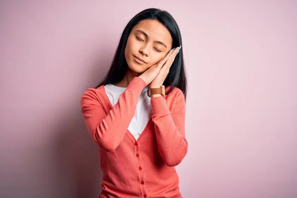 Young Beautiful Chinese Woman Wearing Casual Sweater Isolated Pink Background — ストック写真