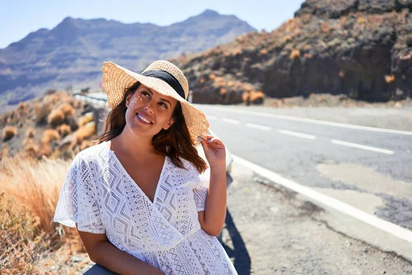 Jonge Mooie Toeristische Vrouw Glimlachend Gelukkig Genieten Van Zomervakantie Een — Stockfoto