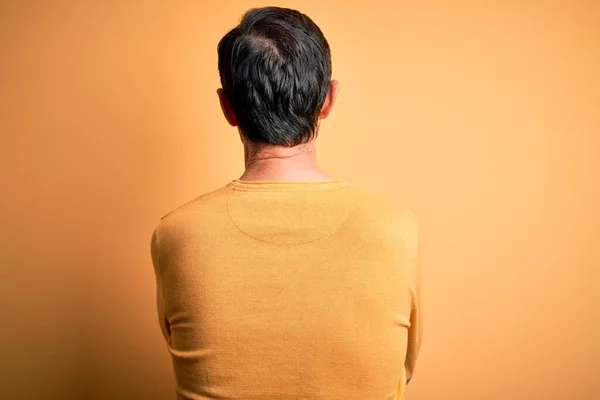 Mann Mittleren Alters Lässigem Pullover Und Brille Vor Isoliertem Gelben — Stockfoto