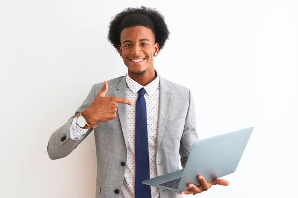 若いですアフリカ系アメリカ人ビジネスマン使用してノートパソコンスタンド上の隔離された白い背景とともに驚きの顔を指差す指彼自身 — ストック写真