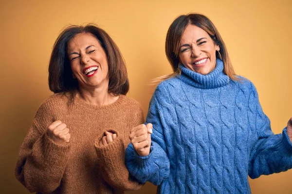 Middle Age Beautiful Couple Sisters Wearing Casual Sweater Isolated Yellow — ストック写真