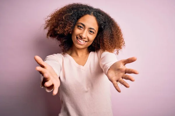 Mladá Africká Američanka Afro Vlasy Sobě Ležérní Svetr Přes Růžové — Stock fotografie