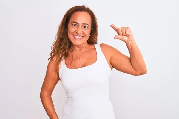 Mulher Madura Meia Idade Sobre Fundo Isolado Branco Sorrindo Gestos — Fotografia de Stock