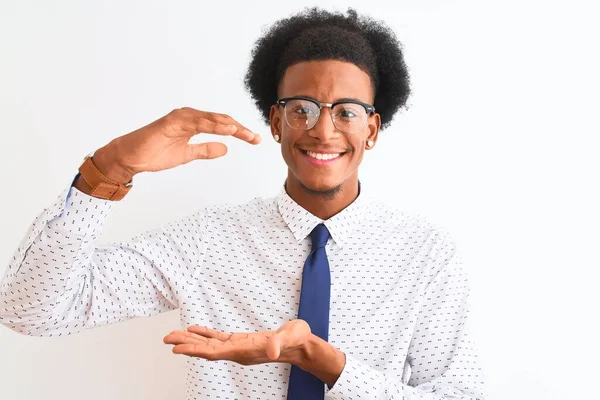 Νεαρός Αφροαμερικάνος Επιχειρηματίας Φορώντας Γραβάτα Και Γυαλιά Πάνω Από Απομονωμένο — Φωτογραφία Αρχείου