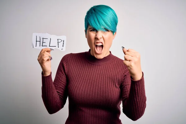 青のファッションの髪を持つ若い女性は 狂気と怒りで叫び 怒りの概念を上げ 怒りのメッセージを示す助けを求めています — ストック写真