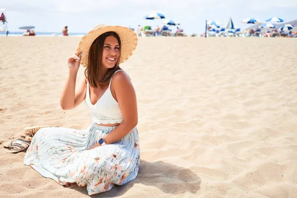 Молодая Красивая Женщина Улыбается Счастливо Наслаждаясь Летними Каникулами Пляже Сидя — стоковое фото