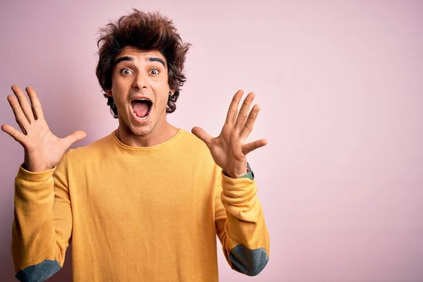 Joven Hombre Guapo Con Camiseta Casual Amarilla Pie Sobre Fondo —  Fotos de Stock