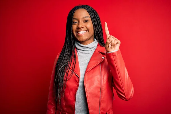 Junge Afrikanisch Amerikanische Frau Trägt Coole Mode Lederjacke Über Rotem — Stockfoto