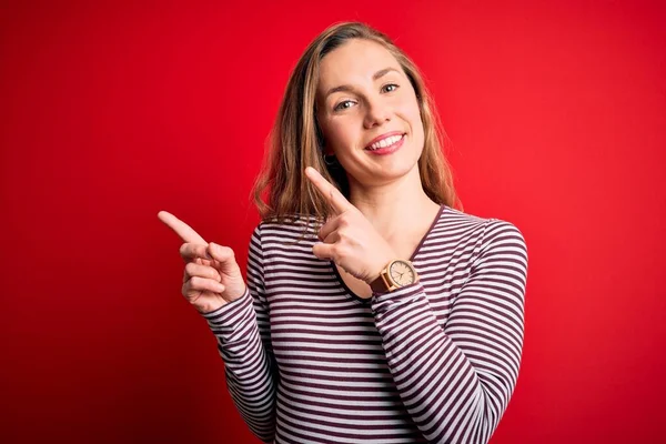 Jovem Mulher Loira Bonita Vestindo Camiseta Listrada Casual Sobre Fundo — Fotografia de Stock