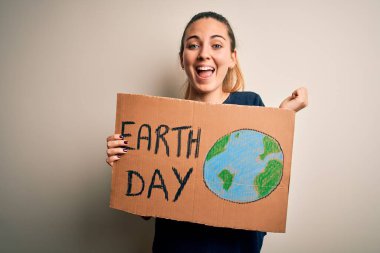 Elinde bayrak tutan genç ve güzel bir kadın toprak ve çevrenin korunmasını istiyor. Gururla bağırıyor, zaferi ve başarıyı kutluyor. Çok heyecanlı, coşkulu bir duygu.