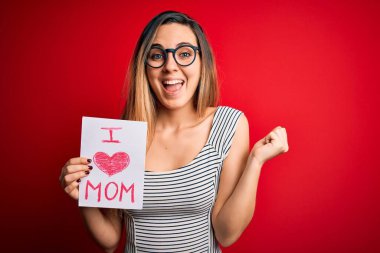 Elinde sevgi dolu bir kağıt tutan genç bir kadın anneler gününü kutluyor gururla bağırıyor, zafer ve başarıyı kutluyor çok heyecanlı, coşkulu bir duygu.