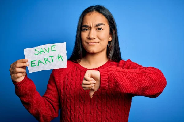 Joven Hermosa Mujer Asiática Sosteniendo Papel Pidiendo Salvar Tierra Conservación — Foto de Stock