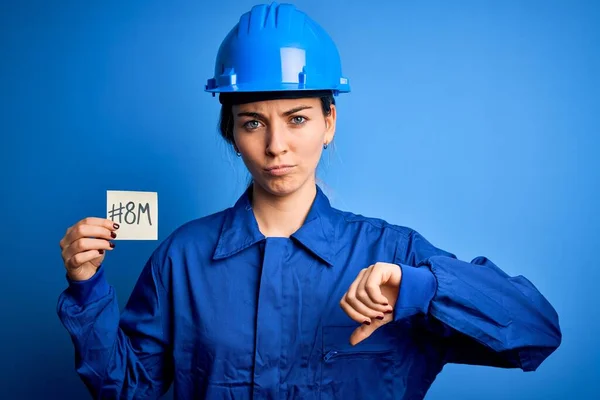 Mooie Arbeidersvrouw Met Helm Uniform Viert Maart Vrouwendag Met Boos — Stockfoto