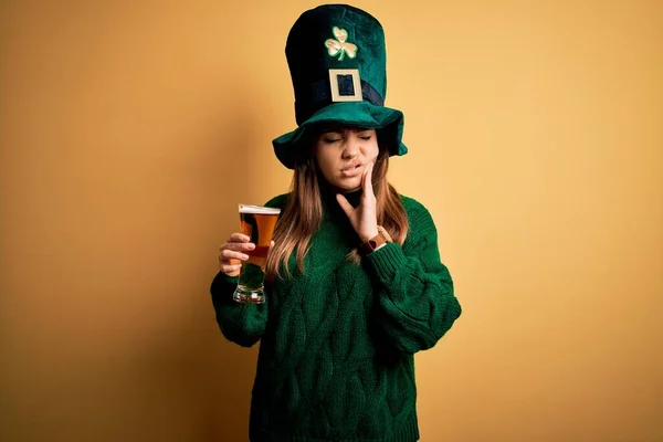 Νεαρή Όμορφη Γυναίκα Φοράει Πράσινο Καπέλο Πίνοντας Μπύρα Την Ημέρα — Φωτογραφία Αρχείου