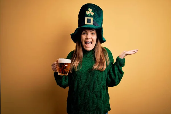 Νεαρή Όμορφη Γυναίκα Φορώντας Πράσινο Καπέλο Πίνοντας Βάζο Μπύρας Στην — Φωτογραφία Αρχείου