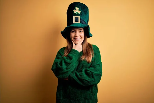 Joven Hermosa Morena Con Sombrero Verde Celebración Del Día San —  Fotos de Stock