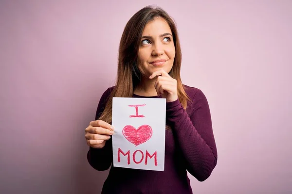 Junge Schöne Frau Hält Papier Mit Liebe Mama Nachricht Feiert — Stockfoto
