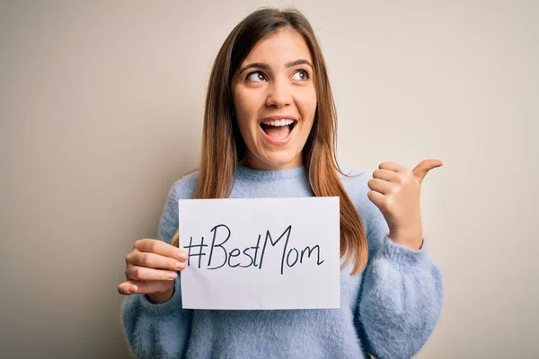 Jovem Bela Mulher Segurando Papel Com Melhor Mensagem Mãe Celebrando — Fotografia de Stock